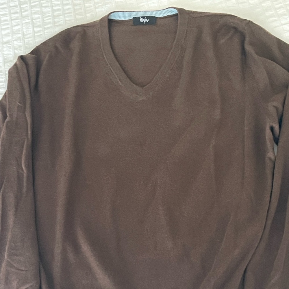 Brown wool sweater with blue internal detail on the neck. By Daslu, Brazil.